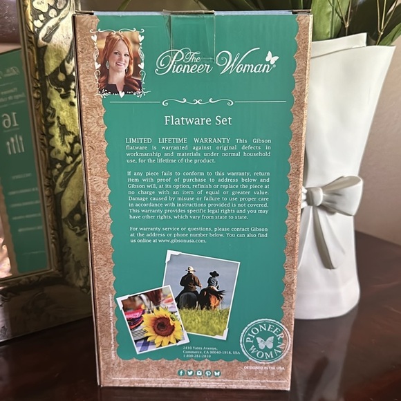 The Pioneer Woman Cowgirl Lace Natural Wood 16 Piece Flatware Set New in Box - Picture 3 of 4